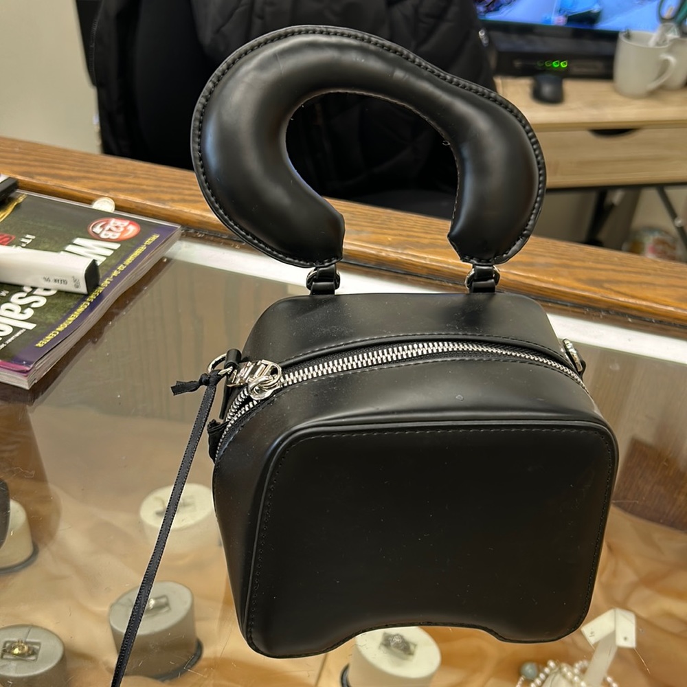 black handle style bag